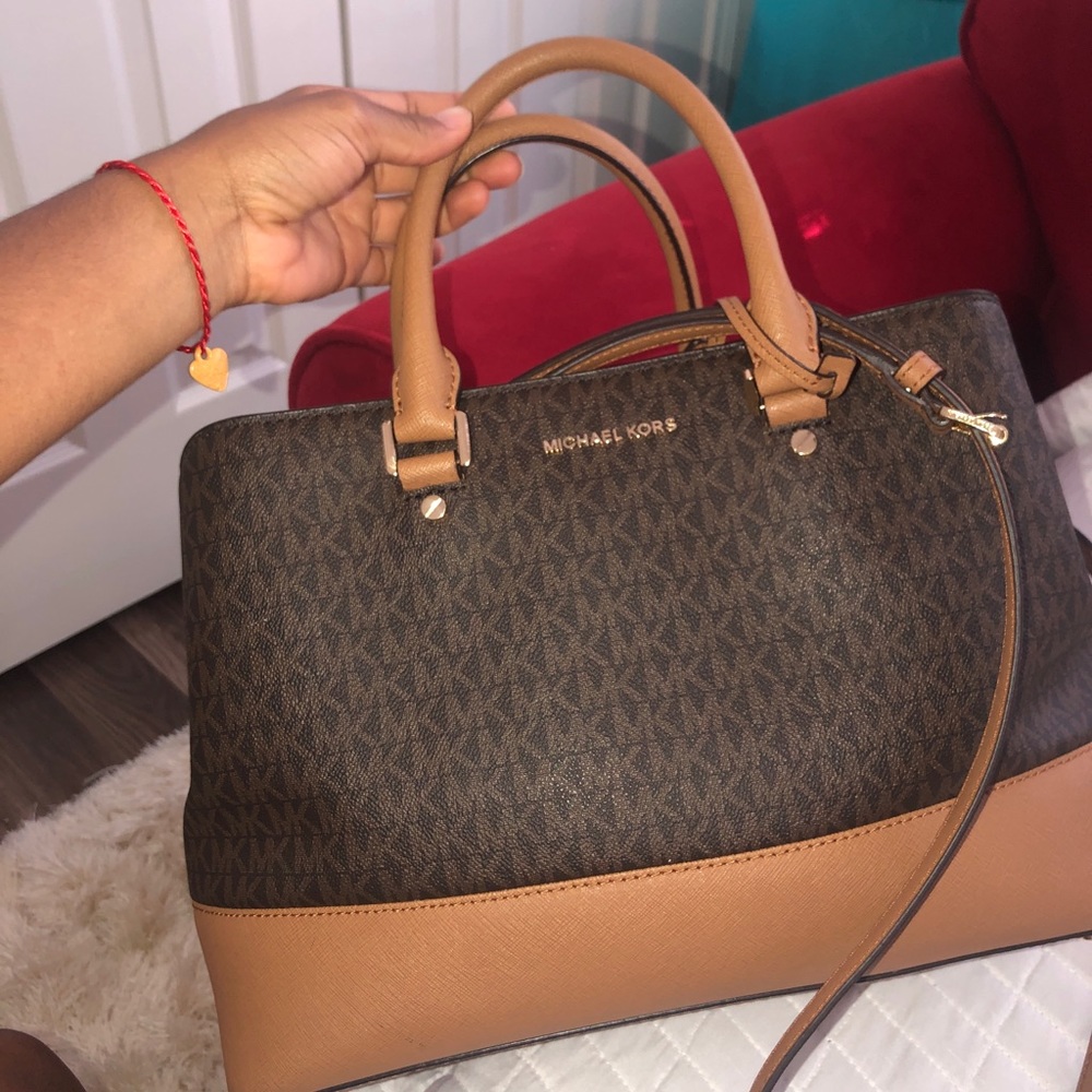 MK PURSE/ detachment strap included